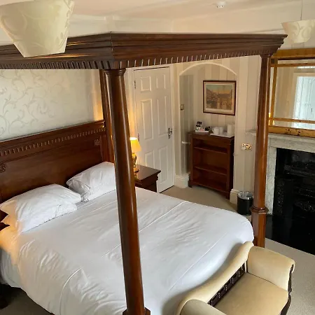 Arundel House 4* 휫비