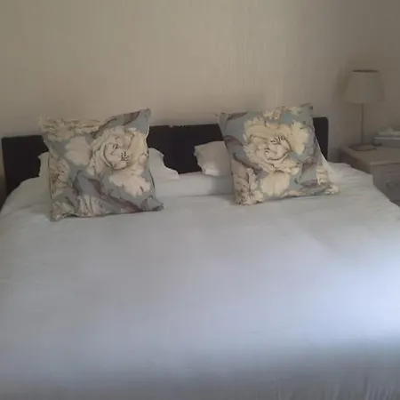Arundel House 3*