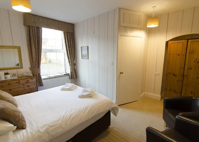 Arundel House B&B 휫비