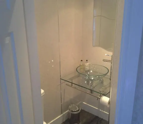 Arundel House 4* 휫비